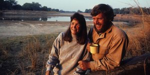 Η Delia Owens με τον σύζυγό της στη Ζάμπια/ Φωτογραφία: Getty/ Ideal Image