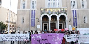 Διαμαρτυρία γυναικείων συλλόγων έξω από τη Μητρόπολη/ Φωτογραφία: EUROKINISSI