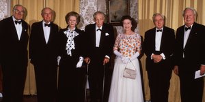 Η βασίλισσα Ελισσάβετ με τους Βρετανούς πρωθυπουργούς (από αριστερά προς δεξιά) Τζέιμς Κάλαχαν, Σερ Αλεκ Ντάγκλας-Χόουμ, Μάργκαρετ Θάτσερ, Χάρολντ Μακμιλαν, Χάρολντ Ουίλσον, Τεντ Χιθ / Φωτογραφία: getty/ideal images