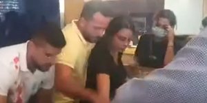 «Εισβολή» μιας γυναίκας σε τράπεζα στον Λίβανο, για να πάρει μέρος των χρημάτων από τις καταθέσεις της