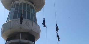 Εντυπωσιακή επίδειξη των ανδρων της ΕΚΑΜ,
