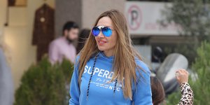 H Ελένη Πετρουλάκη σε έξοδό της μαζί με τα παιδιά της