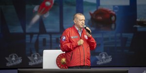 Ο Τούρκος πρόεδρος Ρετζέπ Ταγίπ Ερντογάν με κόκκινο μπουφάν
