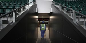 Εργαζόμενος σε γήπεδο του Κατάρ που θα φιλοξενήσει αγώνες του Μουντιάλ 2022