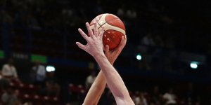 Διεκδίκηση μπάλας στο Eurobasket 2022
