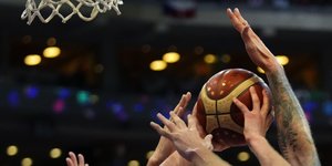 Φάση από το Τσεχία-Σερβία για τον Δ' Όμιλο του EuroBasket 2022