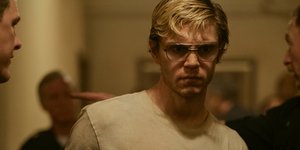 Ο Evan Peters ως Τζέφρι Ντάμερ στη σειρά του Netflix