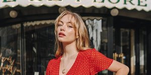 Γυναίκα με κόκκινο φόρεμα