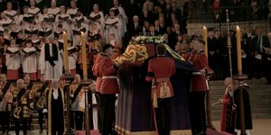 Το φέρετρο της βασίλισσας Ελισάβετ στο παλάτι του Γουέστμινστερ 