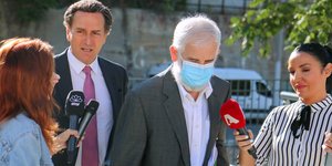 Ο Πέτρος Φιλιππίδης και ο συνήγορός του Μιχάλης Δημητρακόπουλος