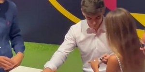 Κοπέλα δίνει τον αριθμό της στον Γκάβι