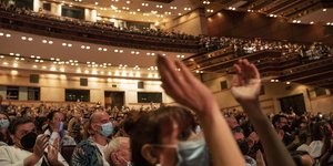 μεγαρο μουσικης χερια ψηλα 