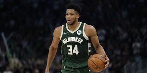 O Giannis με τη φανέλα των Bucks