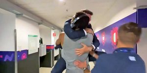 H στιγμή που ο Ποτσέκο... ορμά στην αγκαλιά του Γιάννη Αντετοκούνμπο