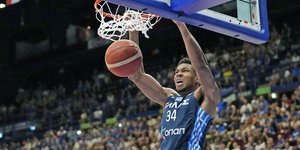 Ο Γιάννης Αντετοκούνμπο καρφώνει στον αγώνα της Εθνικής με την Εσθονία
