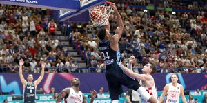 Ο Γιάννης Αντετοκούνμπο στο τρομερό κάρφωμα με την Εθνική ομάδα κόντρα στην Κροατία για το Eurobasket 2022