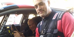 Ο κυβερνητικός εκπρόσωπος, Γιάννης Οικονόμου, σε αυτοκίνητο που θα τρέξει στο φετινό Ράλι Ακρόπολις
