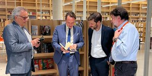 Ο Υφυπουργός Πολιτισμού, Νικόλας Γιατρομανωλάκης στην παρουσίαση της Ουκρανικής συλλογής βιβλίων στην Εθνική Βιβλιοθήκη της Ελλάδας