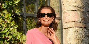 η Τζίνα Αλιμόνου με ροζ τοπ 