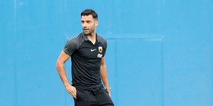 O Γιώργος Τζαβέλλας κατά τη διάρκεια προθέρμανσης πριν από αγώνα της ΑΕΚ