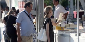 γυναικα επιλεγει βιβλιο