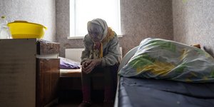 Μια ηλικιωμένη γυναίκα από την Ουκρανία που περιμένει για να απομακρυνθεί από το μέτωπο του πολέμου/ Φωτογραφία: AP