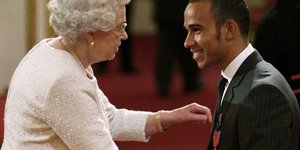 Η Ελισάβετ με τον Lewis Hamilton