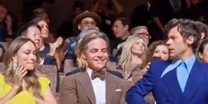 Η στιγμή που ο Harry Styles φτύνει τον Pine