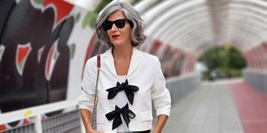 στιλάτη γυναίκα κρατά τσάντα