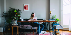 Γυναίκα σε γραφείο