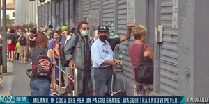 Ουρές έξω από τράπεζα τροφίμων στο Μιλάνο της Ιταλίας