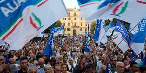 Υποστηρικτές του ακροδεξιού κόμματος, Αδέλφια της Ιταλίας, που εντυπωσιάζει δημοσκοπικά/ Φωτογραφία: AP 