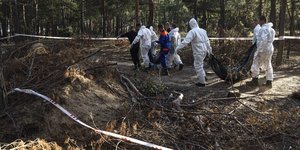 Μεταφορά σορών θυμάτων από τον ομαδικό τάφο στο Ιζιούμ της Ουκρανίας
