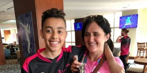 Ο Jaden με τη μαμά του Lisa, μετά τη νίκη του το 2019