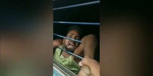 Ινδία: Πήγε να κλέψει κινητό από παράθυρο τρένου 