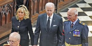 Ο Αμερικανός πρόεδρος Τζο Μπάιντεν με την σύζυγό του Τζιλ στην κηδεία της βασίλισσας Ελισάβετ