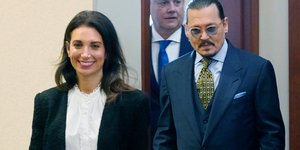 Ο Τζόνι Ντεπ με την νέα του αγαπημένη, την δικηγόρο του Τζοέλ Ριτς