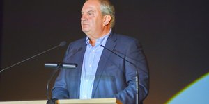 Ο πρώην πρωθυπουργός Κώστας Καραμανλής στην ομιλία του στην Κρήτη