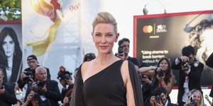 Η Κέιτ Μπλάνσετ στο κόκκινο χαλί της Βενετίας