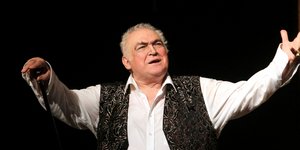 καζακος ανοιχτα χερια 