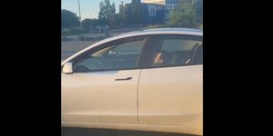 Οδηγός κοιμάται μέσα σε Tesla