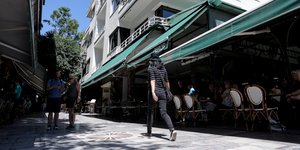 Το σημείο της πτώσης του άνδρα στο Κολωνάκι / Φωτογραφία: ΒΑΣΙΛΗΣ ΡΕΜΑΠΗΣ / EUROKINISSI