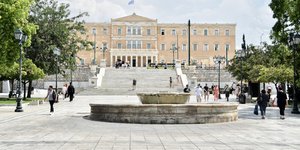 Κόσμος περπατά στην πλατεία Συντάγματος, στην Αθήνα