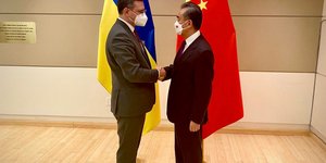 Ο Υπουργός Εξωτερικών της Ουκρανίας, Ντμίτρο Κουλέμπα, με τον Κινέζο ομόλογό του στη γενική συνέλευση του ΟΗΕ στη Νέα Υόρκη