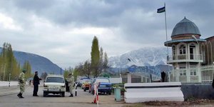 Έλεγχος οχήματος στην κοιλάδα Φεργκάνα, όπου συνορεύουν το Κιργιστάν, το Τατζικιστάν και το Ουζμπεκιστάν