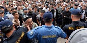Κιργιστάν: Εθελοντές ζητούν να πάνε στην γραμμή σύγκρουσης με το Τατζικιστάν