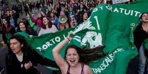 Διαδηλώσεις στη Χιλή με αφορμή την Παγκόσμια Ημέρα Ασφαλών Αμβλώσεων/ Φωτογραφία: AP