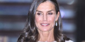 H βασίλισσα Λετίθια με δερμάτινο φόρεμα