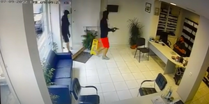 Ο ένας εκ των ληστών απειλούσε με το όπλο και ο άλλος χτυπούσε τον ιδιοκτήτη