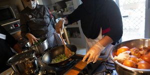 Πρόσφυγες εκπαιδεύονται για μάγειρες